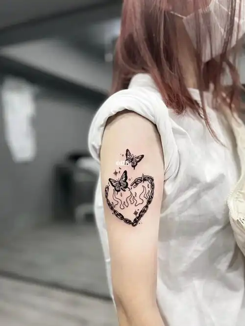 大臂女生纹身oidschool爱心蝴蝶锁链