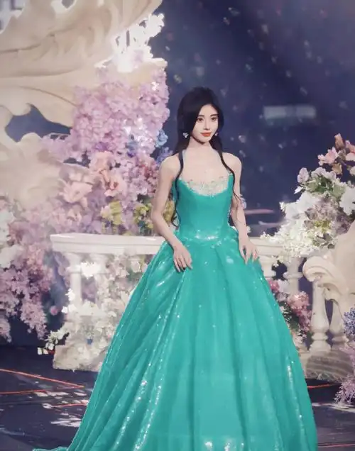 【明星】@鞠婧祎#snh48十周年演唱会#开场造型 ,身着一袭绿裙,呈现