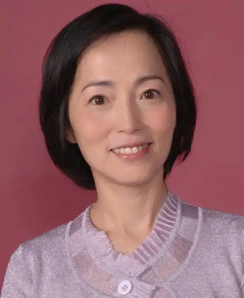 苑琼丹:演丑女走红,追求者众多,57岁未育却被老公宠成女王