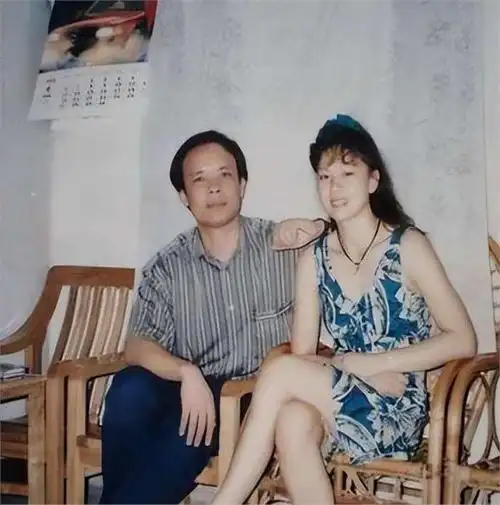 61岁李宁近状曝光!身价达上百亿却满头白发,妻子依旧貌美有韵