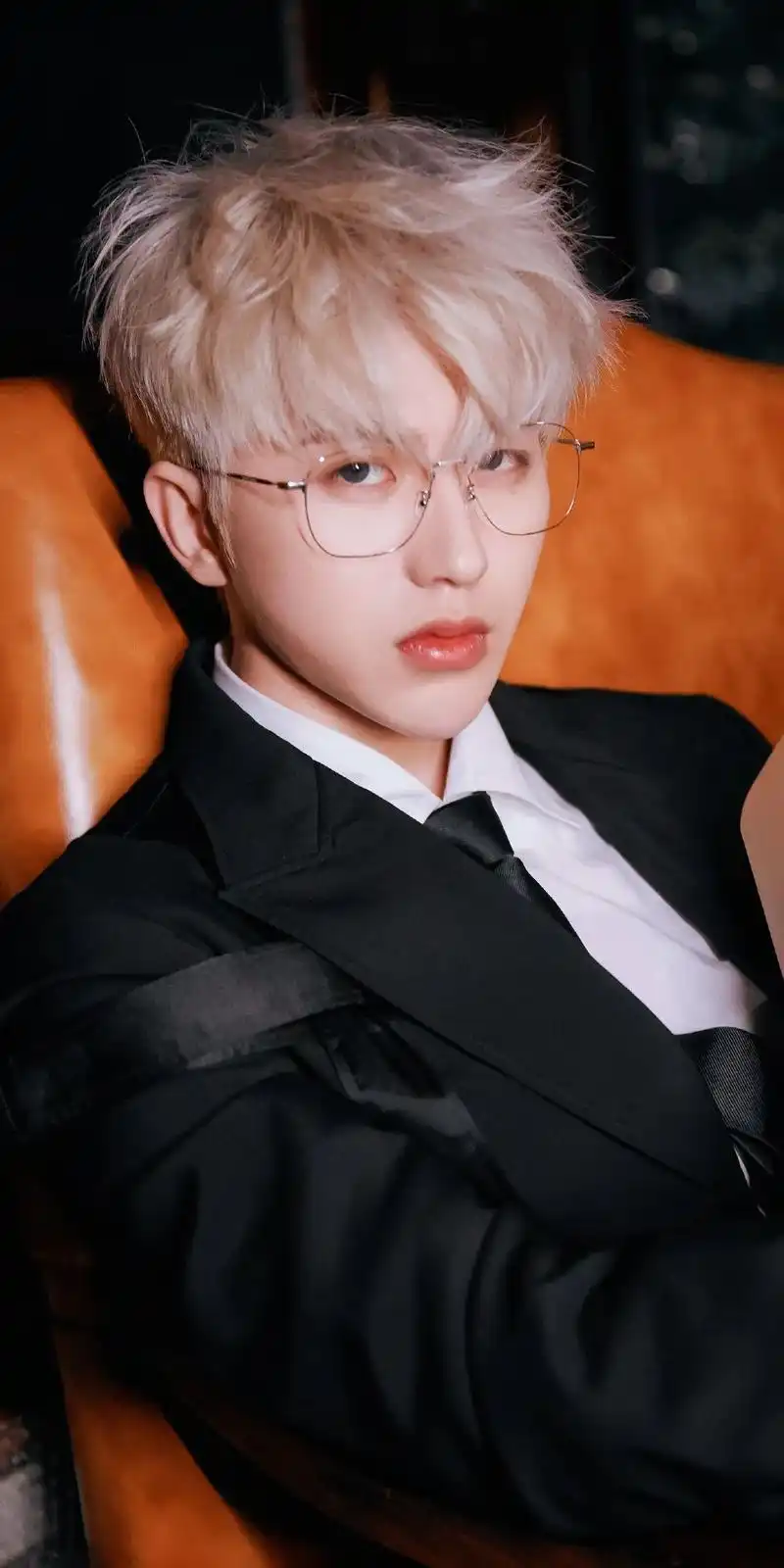 蔡徐坤壁纸:一颦一笑魂牵梦绕,你是最美好的光之所向