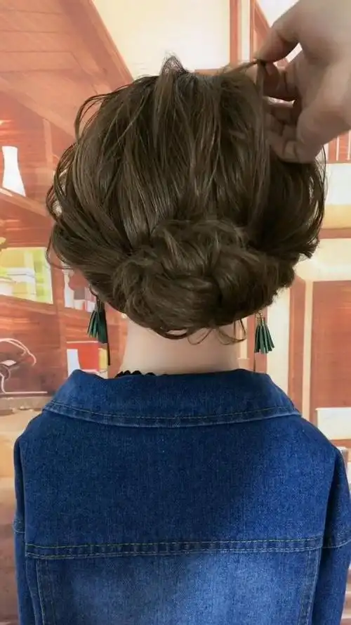 超级显气质好看的低盘发,30岁的小姐姐可以尝试一下哦!