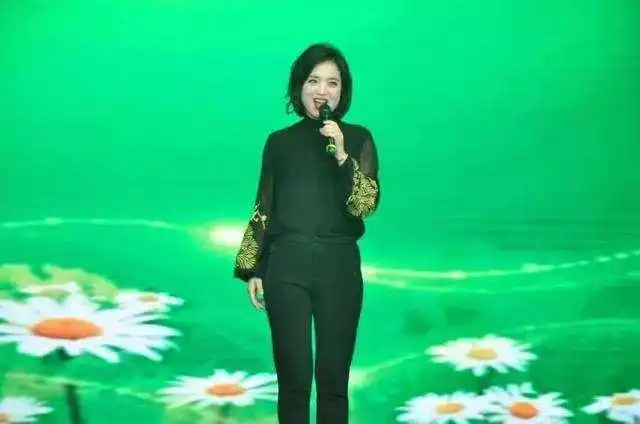 歌手白雪与神秘富商离婚转身跟小8岁二婚男友相恋她到底图什么