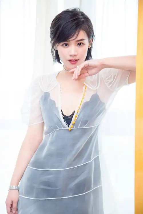 马思纯厉害!一袭深v连衣裙大秀美腿,网友:分手后越来越敢穿了