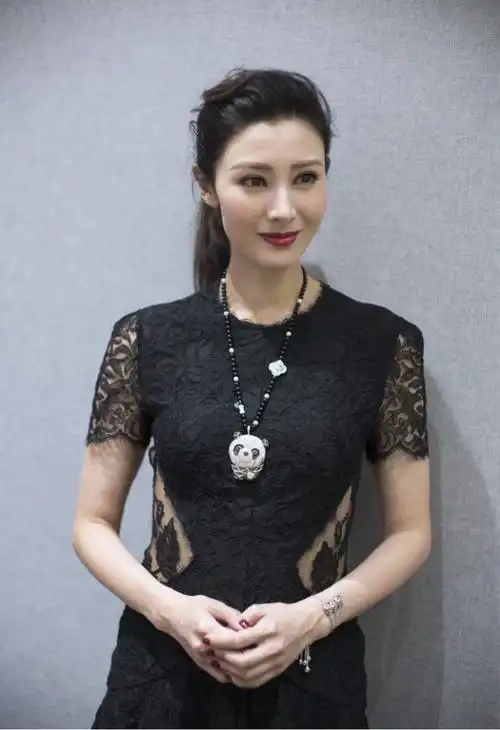 李嘉欣逆生长,黑色蕾丝连衣裙优雅大气,贵妇气质超迷人