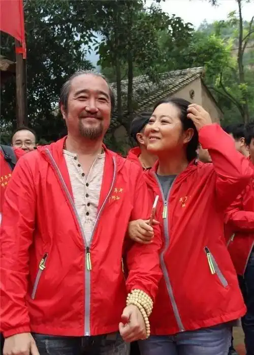 回顾王茜华追夫千里二婚嫁导演43岁冒险产子风光背后有心酸