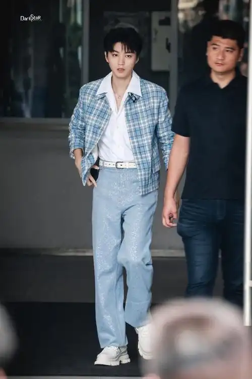 王俊凯蓝色格纹外套,浅蓝buling buling牛仔裤再搭配翻领白衬衫,被