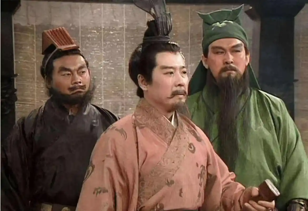 桃园三结义,被实锤是一场大骗局,看刘备如何欺骗关羽张飞?