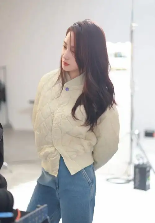 48岁的蒋勤勤让人惊艳,网评:她要是没结婚,肯定更出名_腾讯新闻