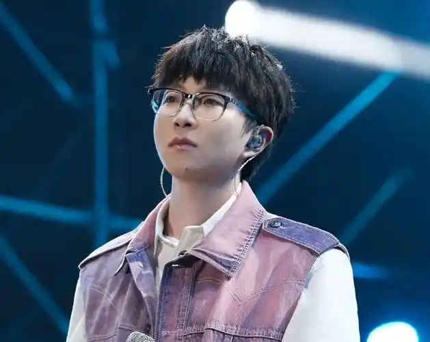 毛不易手部病情疑恶化,多项活动暂停,知情人透露:筷子都用不了