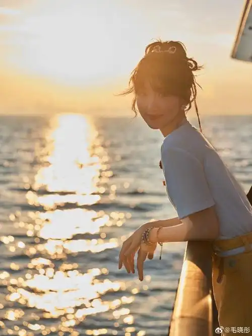特别是这一次看到毛晓彤斜领吊带,在海边的氛围感的照片真的太美了