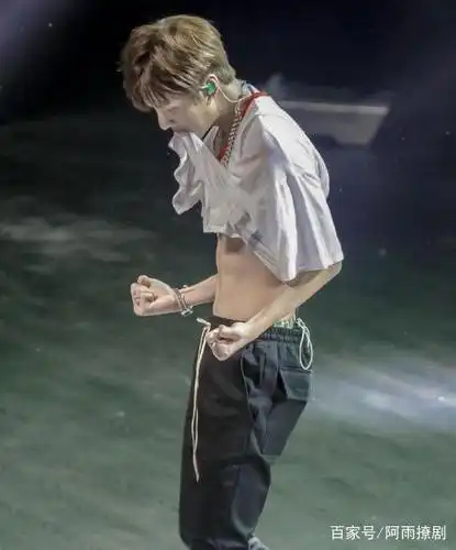 王一博跳舞太激动,掀起上衣展现腹肌,网友:我不敢看