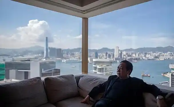 站在伪气功大师王林"王府"前感叹:昔日豪华别墅,门前野鸽横飞