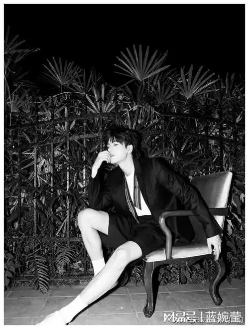 张凌赫这腹肌还有脖子真好看!