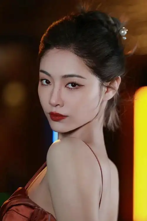 许佳琪鎏金高开叉裙造型##许佳琪吊带缎面裙造型