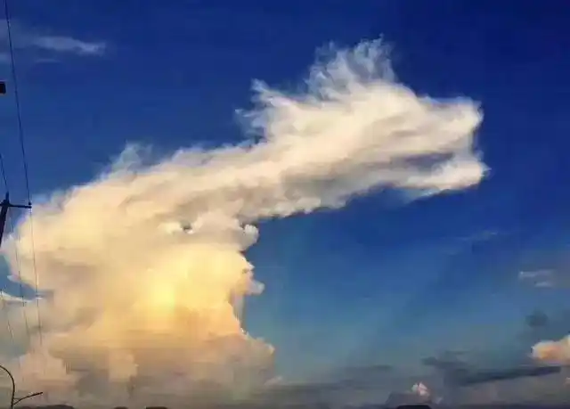 大理出现神奇彩云形状酷似中国神龙