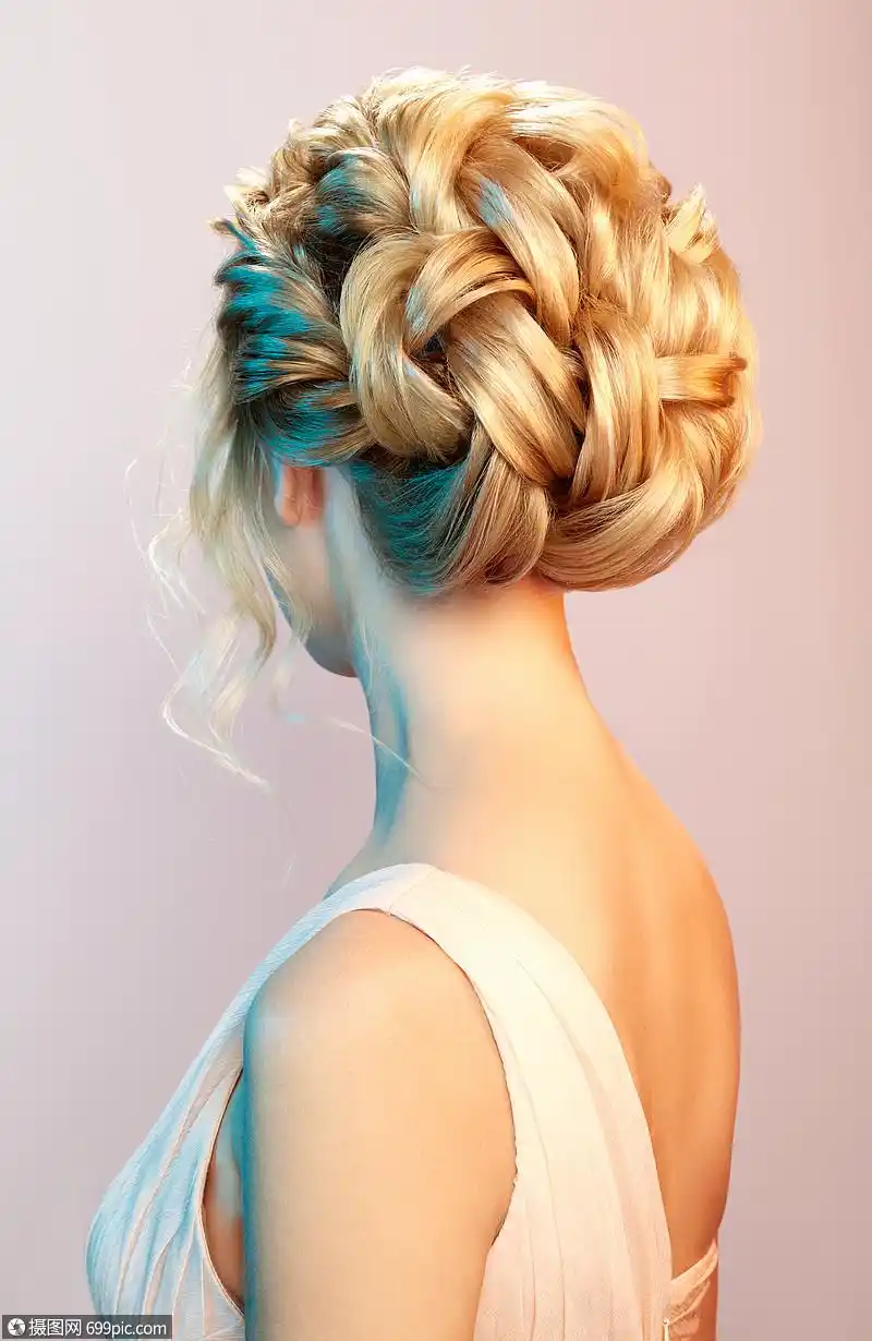 头又长又亮的卷发的金发女孩漂亮的模特,留着卷曲的发型护理美容美发