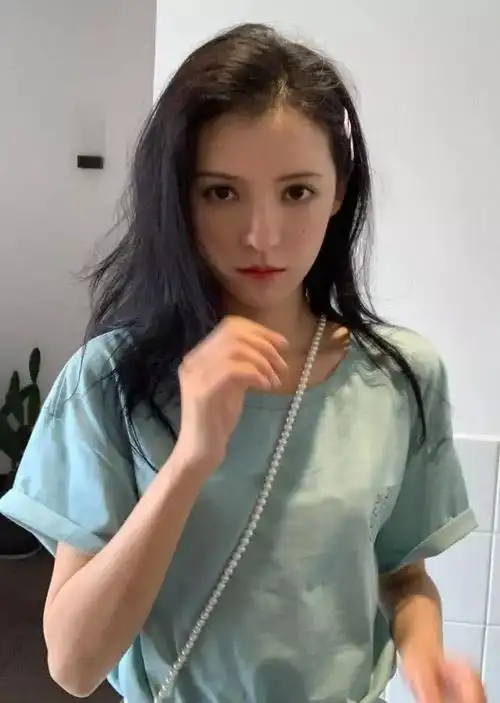 她是王思聪最漂亮的前女友,如今穿绿色格子裙喝饮料,美到犯规!