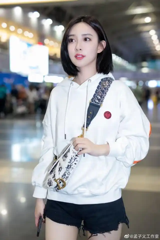 钟爱白色的孟子义从日常街拍到晚礼将白色玩出新花样