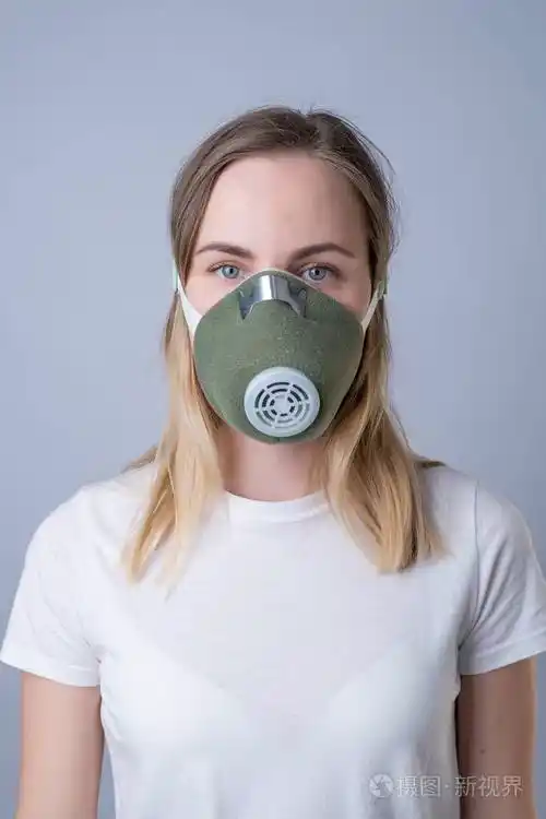 一个戴着呼吸面罩的女人被隔离在灰色背景下