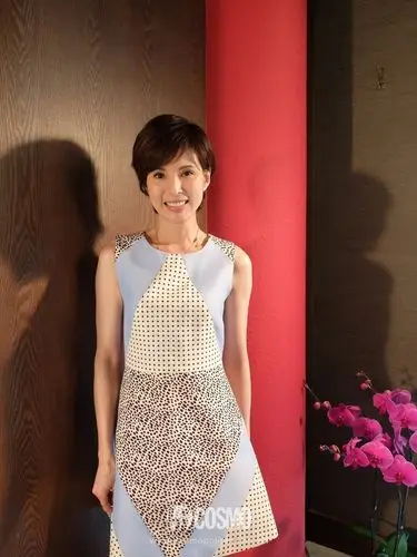 短发的李若彤也相当清纯可爱,浅蓝色短裙搭配短发,一切都是刚刚好.