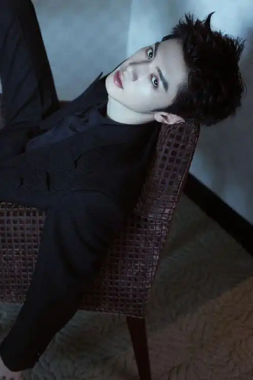 黑色西装搭上精巧配饰妥妥的气质总裁,远子这状态太96了!