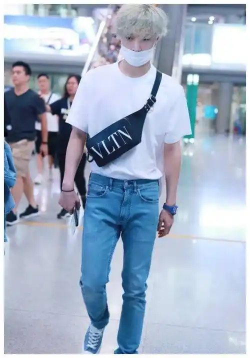 原创张艺兴被嘲到无心造型穿牛仔裤后腿短成这样178身高白长了