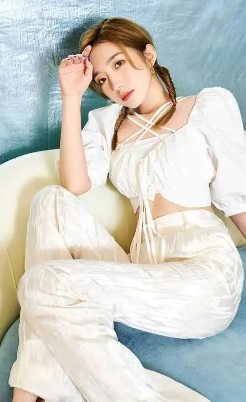 孟美岐婀娜多姿清纯写真,惊艳迷人!_高清图集_新浪网