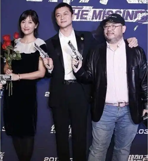 徐静蕾开启新造型,穿黑丝袜搭配女仆礼服,尽显军装魅力!