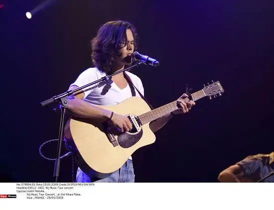 演出国际知名dj鲍勃-辛克拉在演唱美国歌星兼电视节目主持人莉莉-艾伦