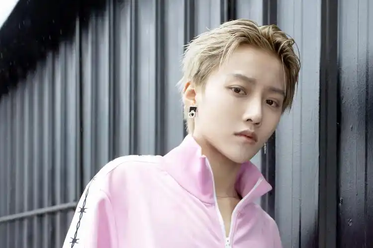 从小就是一个懂事乖巧的刘雨昕坚持自己的梦想靠自己追梦成功