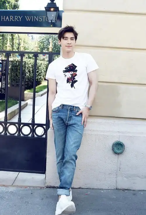 李易峰戴金属框眼镜下厨素颜还是难掩气质典型的男神