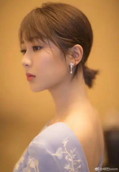 杨紫 杨紫一袭蓝色刺绣礼服亮相金鹰节颁奖晚会,淡雅别致 温婉动人