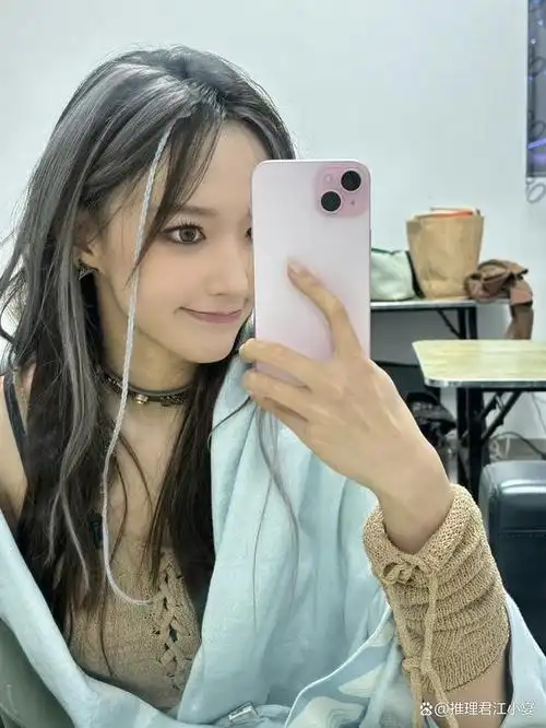 程潇近日在社交平台晒出两张对着手机自拍的照片,照片里的程潇留着