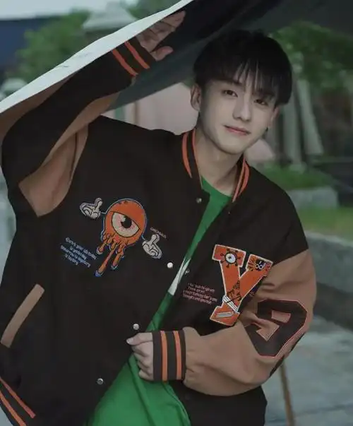 校草级乖乖少年,神仙级的颜值,暖暖的形象,妥妥的小说男主长相