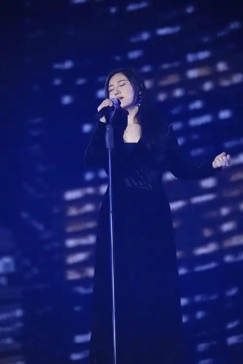 刘郡格黑裙现身好声音决赛网友还是回去给梁博当御用合音师吧