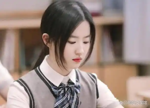 刘亦菲的玫瑰故事校园穿搭风格一直以来都是人们关注的焦点.