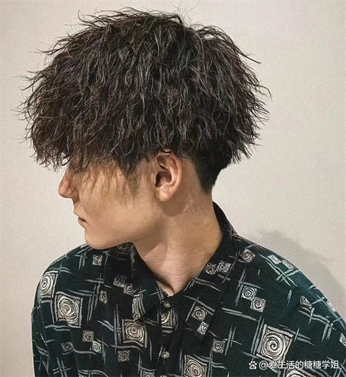 摩根烫和锡纸烫都是通过烫发的方式使头发达到卷曲或蓬松效果.