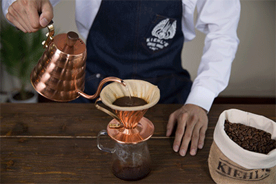 在店里可以欣赏到手冲咖啡的制作艺术,看这些稀有珍