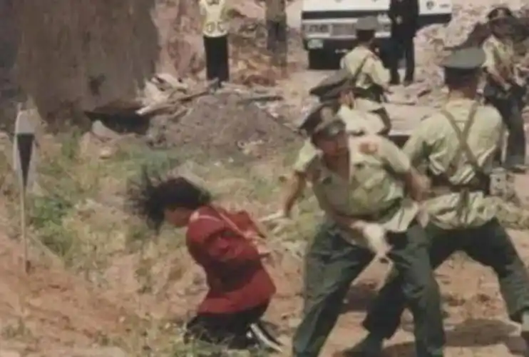 2005年美女死刑犯毕丽梅被枪决意外苏醒后家属哀求饶她一命