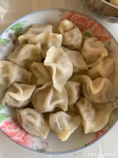 饺子煮出来还是很大的!吃起来很好吃很有味道!