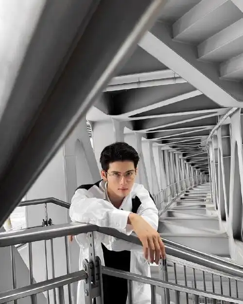 力丸金丝眼镜造型