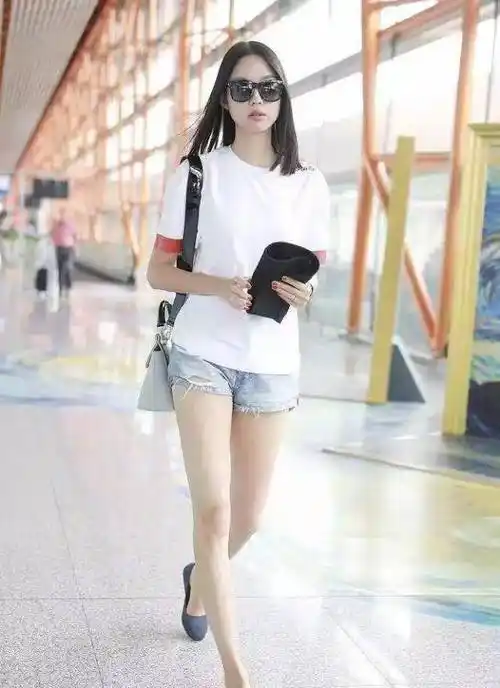 原创原创35岁张梓琳太会穿182cm穿牛仔短裤秀美腿配白t恤美到认不出