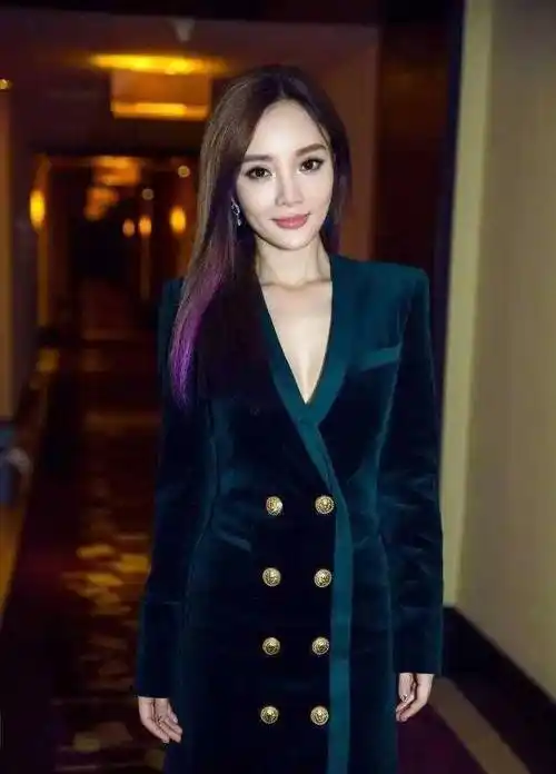 李小璐单身后时尚也放开了,时尚穿西装连衣裙,满满的高级范_方式_身材