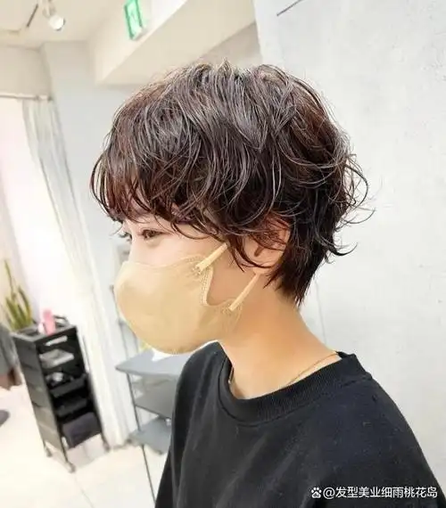 气质都是不一样的,而且也可以选择烫纹理,是短发造型中的首选,热度极