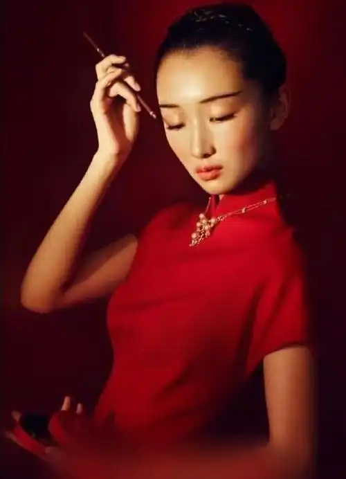 有一种美叫周冬雨的红旗袍,丝毫无身材可言,却穿出了风情万种