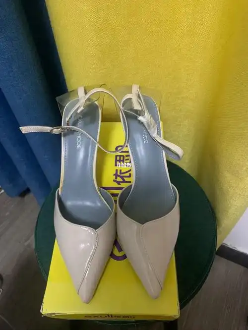 依思q白色高跟鞋女37码 店里卖399 没穿过 这个鞋子是细高跟 穿上很