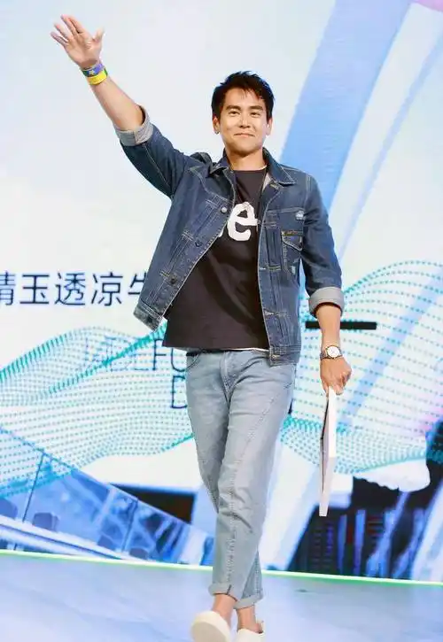 彭于晏低调走机场,黑色系造型简约时尚,躲避镜头不让拍_大衣_运动裤