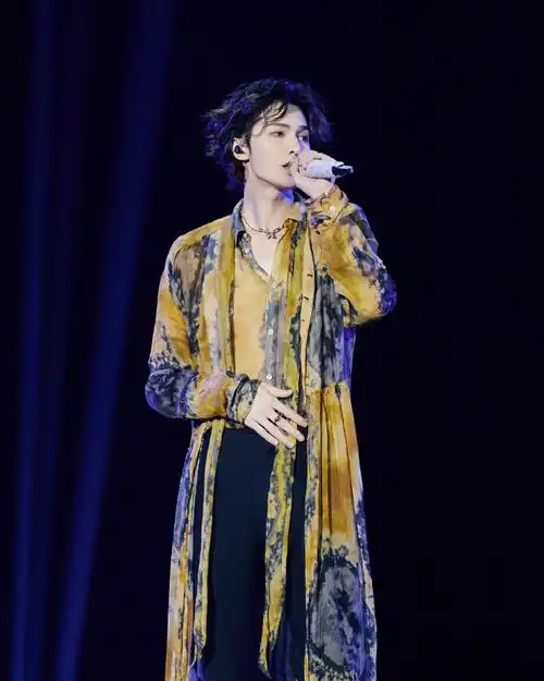 朱正廷曲江演唱会##朱正廷金色长纱舞台##西安星耀曲江演唱会