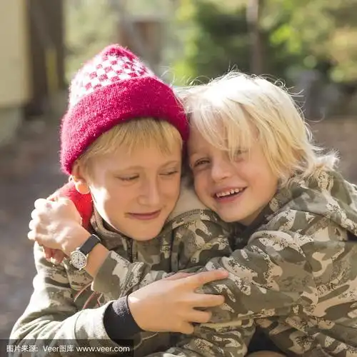 两个快乐的金发兄弟拥抱在一起